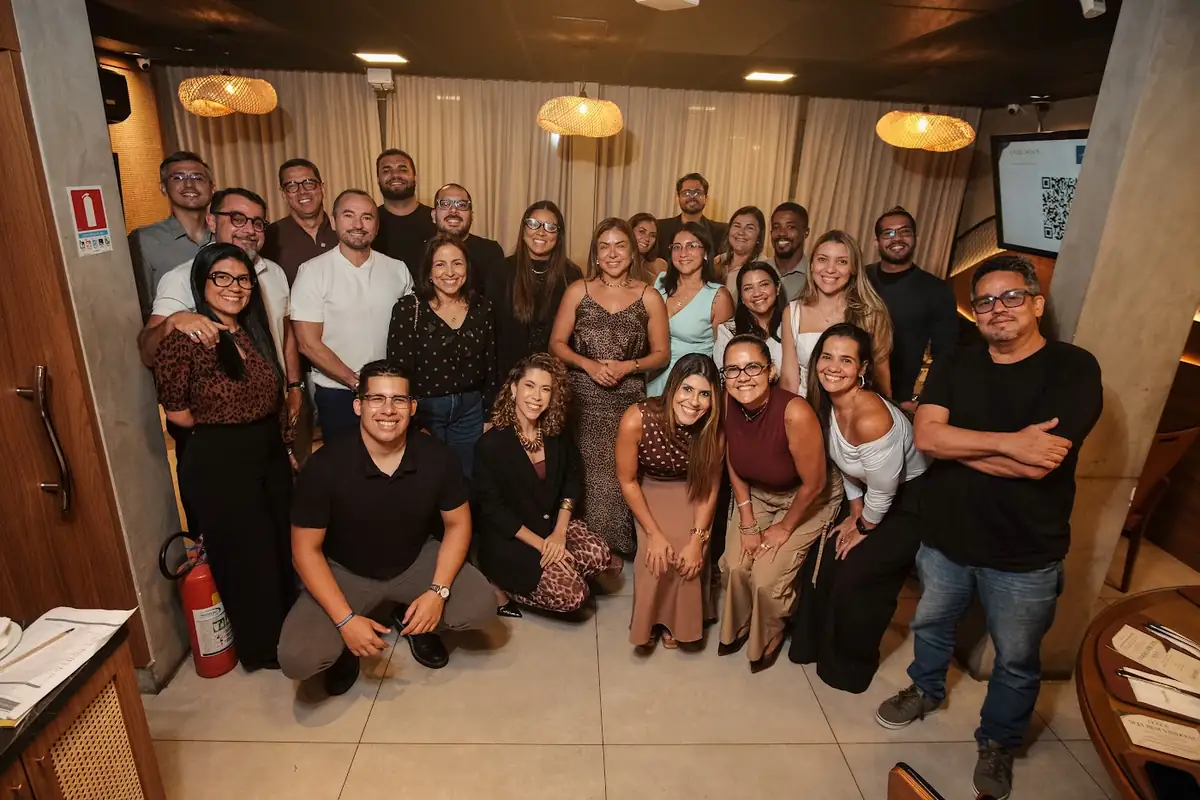 Turma reunida em um encontro da Mesa dos Donos